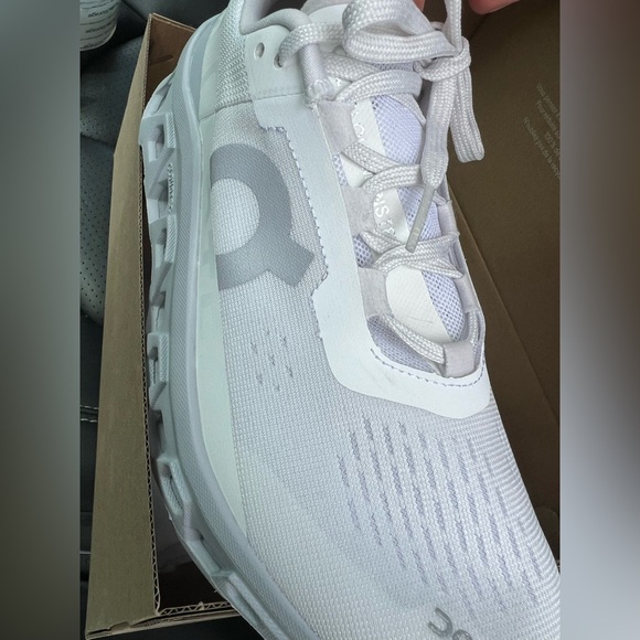 On Running ladies White Running Shoes 7.5 - Picture 5 of 7